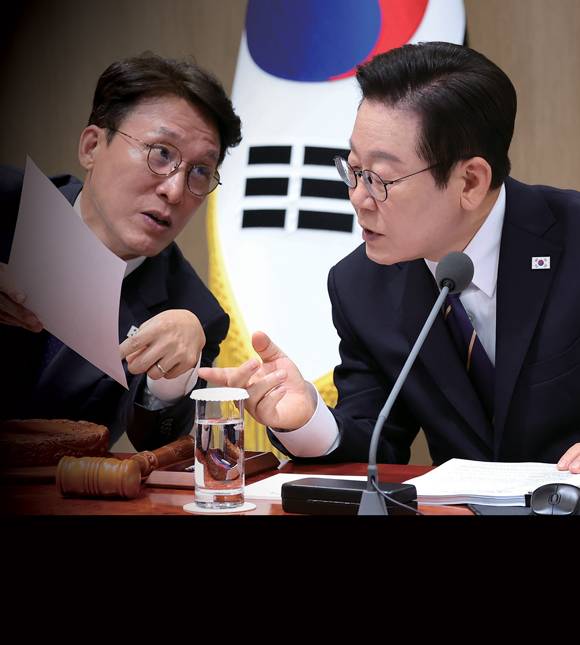 2024년 12월4일 서울 여의도 국회 입구를 통제하고 있는 계엄군들(왼쪽 사진). 오른쪽은 이재명 대통령과 김민석 국무총리 ⓒ연합뉴스·뉴시스