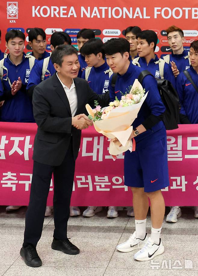 정몽규(왼쪽) 대한축구협회장과 손흥민. /사진=뉴시스
