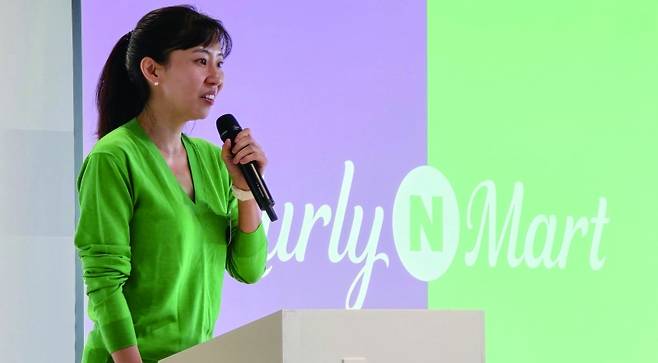 지난해 9월 컬리N마트를 소개하고 있는 김슬아 컬리 대표.[사진｜뉴시스]