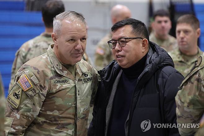 대화하는 롬바르도 소장과 전인범 예비역 중장 2026년 2월12일 오전 경기도 동두천시 캠프 케이시에서 열린 미2사단/한미연합사단 순환배치 부대 임무 교대식에서 찰스 롬바르도 사단장(왼쪽)과 전인범 예비역 중장(전 특전사령관)이 대화를 나누고 있다.
[임병식 기자 촬영]