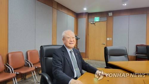 연합뉴스와 인터뷰 중인 박재갑 전 국립암센터 원장 [연합뉴스 사진]