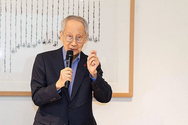 발언하는 윤여준 사랑의열매 회장 윤여준 사랑의열매 회장이 2026년 3월5일 서울 중구 컨퍼런스하우스 달개비에서 열린 취임 한 달 기념 기자단 상견례에서 발언하고 있다. 
[사랑의열매 제공]