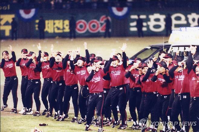 1996년 잠실에서 한국시리즈 우승 차지한 해태 타이거즈 세리머니 [연합뉴스 자료사진]