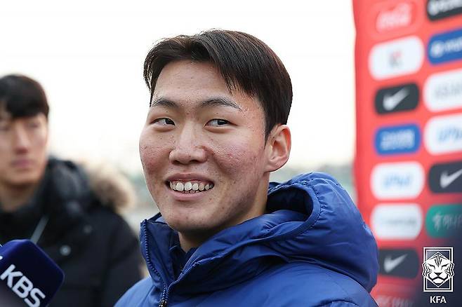 U-23 축구대표팀 소집 훈련 참가한 전북 강상윤 (서울=연합뉴스) 올해 그라운드에서 눈부신 활약을 펼친 강상윤(21·전북 현대)이 2026년에는 "조금 더 큰 꿈을 갖고 싶다"고 말했다.
    강상윤은 15일 충남 천안 대한민국축구종합센터에서 소집된 23세 이하(U-23) 대표팀 일원으로 훈련을 시작하기에 앞서 기자들과 만나 숨 가쁘게 달려온 2025년을 돌아보고 새해 새로운 출발을 다짐했다. 2025.12.15 [대한축구협회 제공. 재판매 및 DB 금지] photo@yna.co.kr
