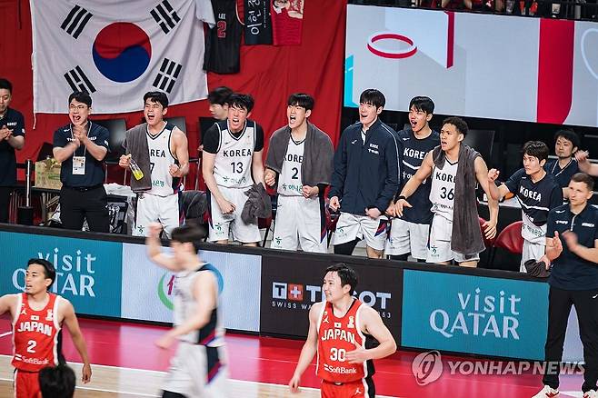 남자 농구대표팀 한일전 (서울=연합뉴스) 1일 일본 오키나와현 아레나에서 열린 2027 국제농구연맹(FIBA) 월드컵 아시아 예선 1라운드 B조 4차전 일본과의 경기에서 벤치에 있는 선수들이 응원하고 있다. 이날 한국대표팀은 72-78로 졌다. 2026.3.1 [FIBA 제공. 재판매 및 DB 금지] photo@yna.co.kr