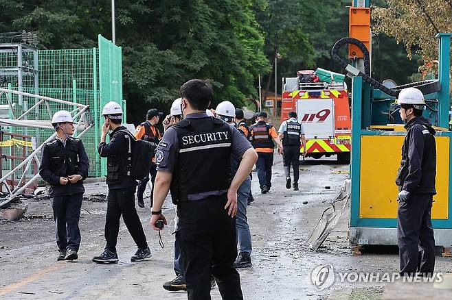 사고 수습 한창인 한화에어로 폭발사고 현장 (대전=연합뉴스) 김주성 기자 = 1일 폭발 사고로 사상자가 발생한 대전 유성구 한화에어로스페이스 대전사업장에서 경찰과 소방당국 관계자들이 사고수습을 하고 있다.
이날 오전 10시 59분 발생한 폭발 사고로 5명이 사망했고, 1명이 전신화상으로 중상, 1명이 경상을 입었다. 2026.6.1 utzza@yna.co.kr