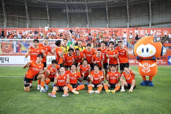 프로축구 K리그2 화성FC 선수들이 지난달 17일 리그 1위팀 부산 아이파크와의 홈경기에서 3-2로 승리한 뒤 기뻐하고 있다. /한국프로축구연맹 제공