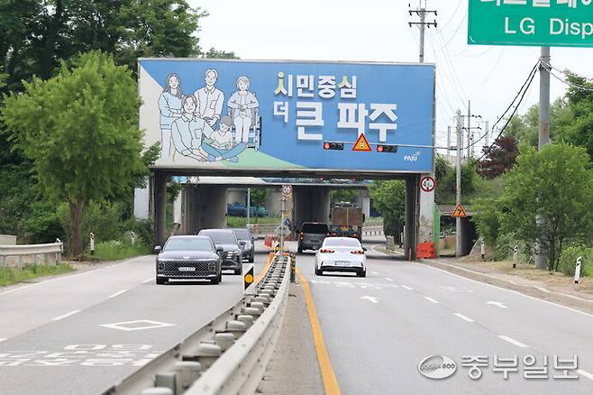 운정신도시 등의 개발로 도시화가 급속도로 진행되고 있는 파주시에 대전차 방호벽으로 인해 교통사고의 위험과 함께 개발의 걸림돌이 되고 있다. 사진은 파주 정목고 앞 통일로에 설치된 대전차 방호벽을 지나던 차량들이 적색신호에 정지한 모습. 김은섭기자