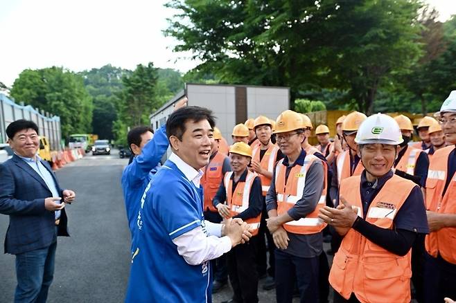 김병욱 후보가 2일 새벽 환경노동자들과 만나 격려의 말을 전하고 있다. 사진=김병욱 후보 선거사무소