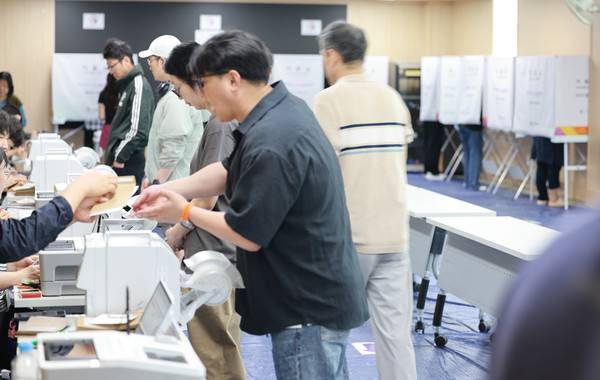 6·3 지방선거&nbsp;사전투표&nbsp;마지막 날인 30일 오전&nbsp;인천&nbsp;연수구 송도1동 행정복지센터에 마련된&nbsp;사전투표소에서 유권자들이 투표용지를 받고 있다. 2026.5.30 [사진=연합뉴스]