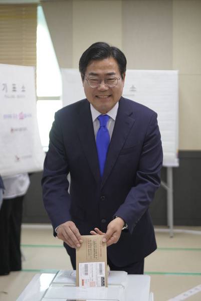 사전투표하는 더불어민주당 박찬대 인천시장 후보 2026.05.29. [사진= 박찬대 후보 캠프]