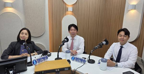 정인갑 더불어민주당 수석대변인(오른쪽), 유제홍 국민의힘 부평갑 당협위원장(가운데), 박주언 앵커 2026.6.2 [경인방송 시사뉴스팀]
