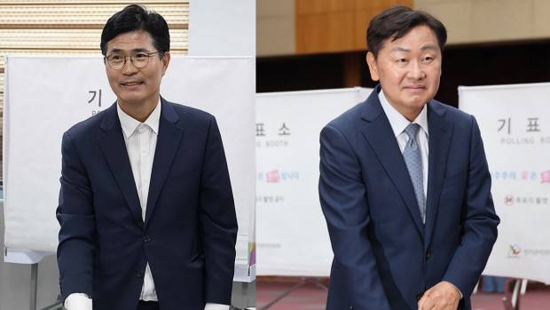 6·3 지방선거 사전투표 첫날인 29일 더불어민주당 이원택(왼쪽) 전북특별자치도지사 후보와 무소속 김관영 후보가 전주시내 사전투표소에서 투표하고 있다. 연합뉴스