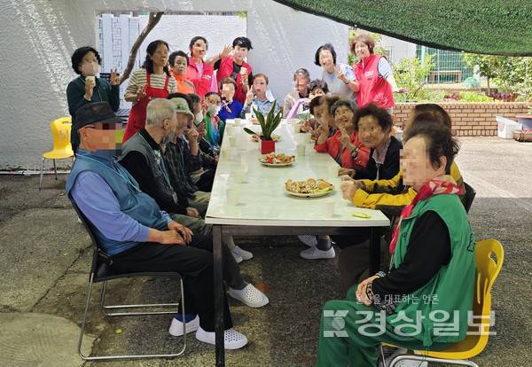 A+행복나무재가노인복지센터(대표 박소현)는 화신환경(주) 정연태 대표의 후원으로 센터 야외 테라스에 그늘막 테이블을 설치해 어르신들이 보다 편안하게 이용할 수 있는 휴게공간을 마련했다.