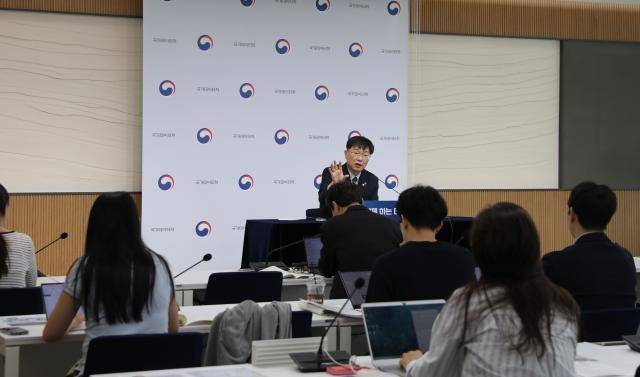 안형준 국가데이터처장이 1일 정부세종청사에서 열린 '정부 출범 1년 국정성과 보고' 브리핑에서 발언하고 있다.[사진=국가데이터처]