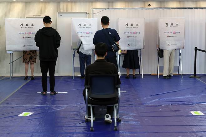 6·3 지방선거 사전투표 첫날인 29일 서울 용산구 이촌1동 주민센터에 마련된 사전투표소를 찾은 시민들이 투표를 하고 있다.(신태현 기자 holjjak@)