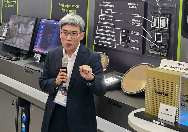 송재혁 삼성전자 최고기술책임자(CTO)가 2일(현지시각) 대만에서 열린 '컴퓨텍스 2026'에서 HBM5 및 HPB 열관리 기술에 대해 설명하고 있다./사진=삼성전자