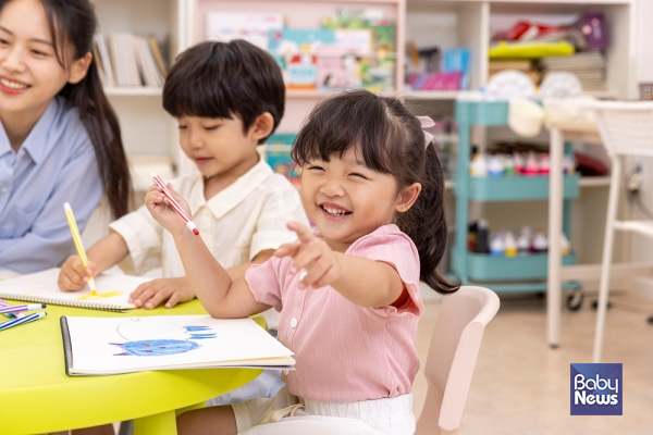 우리는 흔히 공부를 '지식의 양'으로 생각한다. 하지만 실제 상위권 학생들의 차이는 암기량보다 '연결 능력'에서 나온다. ⓒ이연지