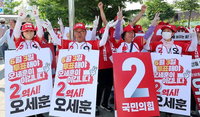 오세훈 국민의힘 서울시장 후보 선거운동원들이 2일 서울시 용산구 효창공원역 앞에서 지지를 호소하고 있다. (사진=이데일리 방인권 기자)