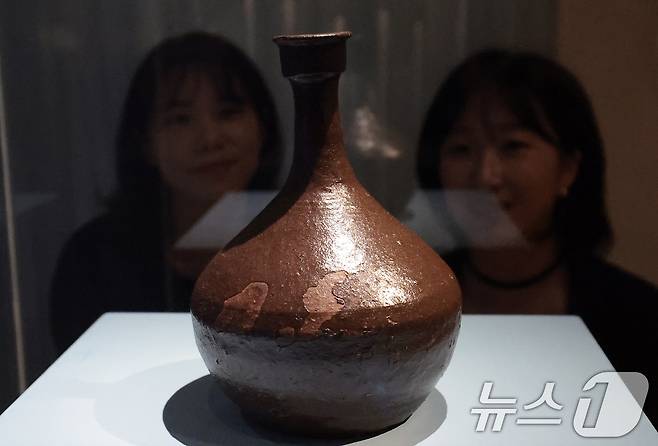 2일 서울 종로구 국립고궁박물관에서 열린 한국-프랑스 수교 140주년 기념 특별전 ‘선물과 기록, 한국-프랑스 우정의 140년’ 개막 언론 공개회에서 잠가자들이 1851년 신안 비금도에 난파한 나르발호 선원을 구출하러 온 상하이 주재 프랑스 영사가 나주목사 이정현을 만났을 때 받아간 옹기 주병을 관람하고 있다. 2026.6.2 ⓒ 뉴스1 권현진 기자