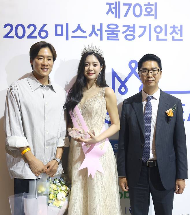 농구 스타 우지원과 그의 딸 우서윤이 ‘제70회 미스서울경기인천 선발대회’에서 선(善)의 영예를 안은 뒤 (주)데일리랩스 유재용 부대표와 함께 사진촬영에 응하고 있다.