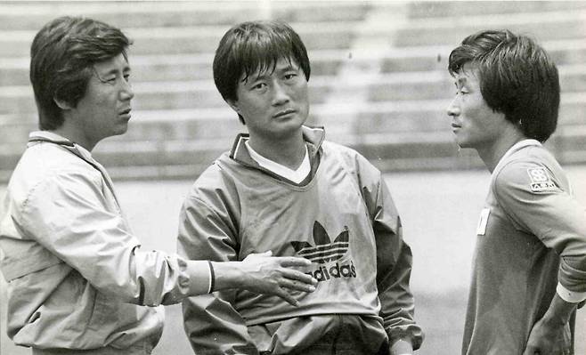 지시를 내리는 김정남 감독(왼쪽). 연합뉴스