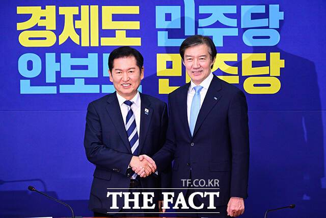 정치권에서는 혁신당의 이 같은 '합당 드라이브'를 민주당 지지층을 겨냥한 전형적인 '표심 갈라치기' 전략으로 해석하고 있다. 사진은 지난해 11월 26일 국회에서 만나 기념촬영을 하고 있는 정 대표. /남윤호 기자