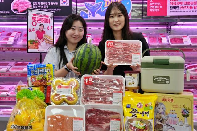 롯데마트 제타플렉스 잠실점에서 직원들이 '통큰데이' 행사를 홍보하고 있다. (사진=롯데마트·슈퍼)
