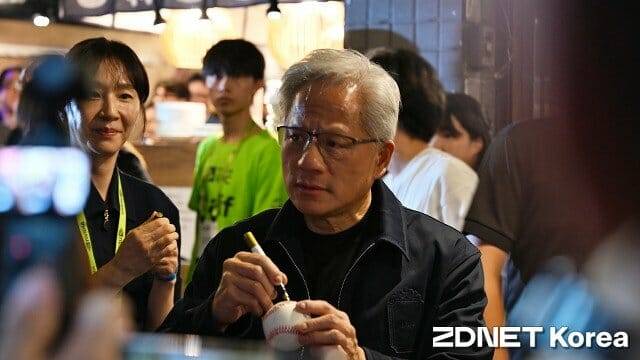 타이베이 시민이 건넨 야구공에 사인하는 젠슨 황 엔비디아 CEO. (사진=지디넷코리아)
