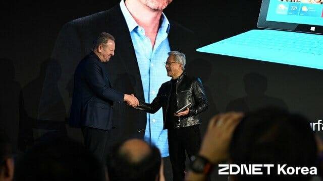 2012년 공개한 Arm 기반 서피스를 전달받는 젠슨 황 엔비디아 CEO. (사진=지디넷코리아)