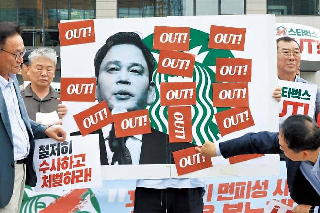 지난 27일 서울 종로구 광화문 광장에서 전국민중행동 등 시민단체 회원들이 스타벅스 불매 운동 퍼포먼스를 벌이고 있다./뉴스1