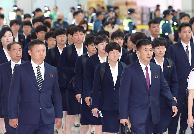 AFC 챔피언스리그에서 우승한 북한 내고향여자축구단 리유일 감독과 김경영, 김혜영 등 선수들이 지난달 24일 오후 인천국제공항 1터미널에서 출국하기 위해 이동하고 있다. /뉴스1