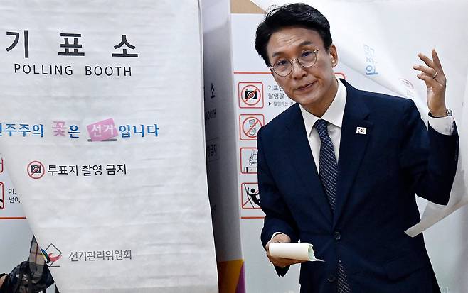 김민석 국무총리가 제9회 전국동시지방선거 사전투표일인 29일 서울 영등포구 여의동 행정복지센터에 마련된 사전투표소에서 투표를 하고 있다. /뉴스1