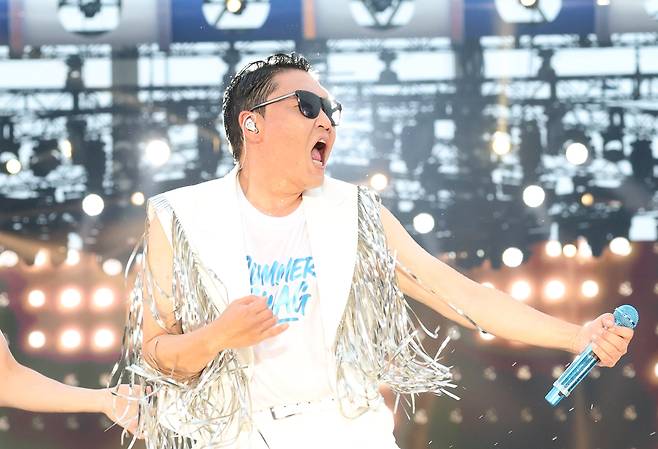가수 싸이가 인천 서구 인천아시아드 주경기장에서 가진 '싸이 흠뻑쇼 SUMMER SWAG 2025 - 인천'에 출연해 화려한 무대를 선보이고 있다. /뉴스1