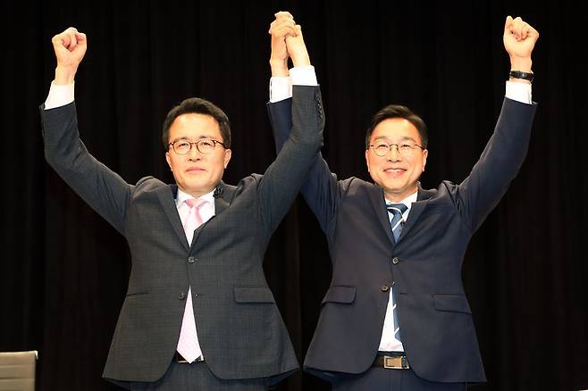 제9회 전국동시지방선거 제주도지사 선거에 출마한 기호 1번 위성곤 더불어민주당 후보(오른쪽)와 기호 2번 문성유 국민의힘 후보. 위성곤 후보와 문성유 후보가 제주도정 4년을 놓고 맞붙었다. 이번 선거는 민생경제 회복과 미래산업 실행력, 갈등 조정 능력을 누가 갖췄는지가 핵심 기준으로 떠올랐다. /사진=뉴스1