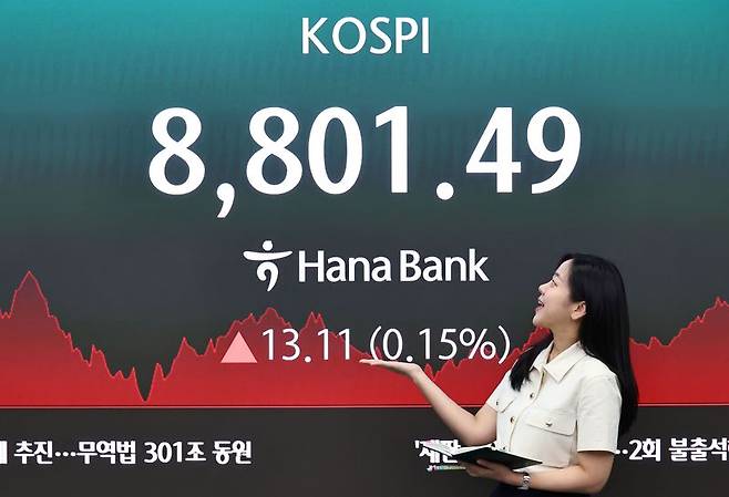 2일 코스피는 전 거래일 대비 13.11p(0.15%) 오른 8801.49에 마감해 종가 기준으로 사상 처음 8800선을 돌파했다. 이날 서울 중구 하나은행 딜링룸 현황판에 지수가 표시돼 있다. 연합뉴스
