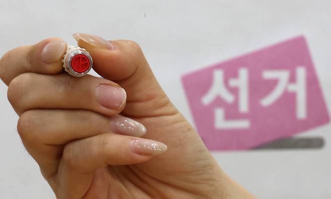 6·3 지방선거 사전투표일을 하루 앞둔 지난달 28일 오후 서울 종로구 종로1,2,3,4가동 주민센터 사전투표소에서 직원이 기표용구를 들어 보이고 있다. 김혜윤 기자 unique@hani.co.kr