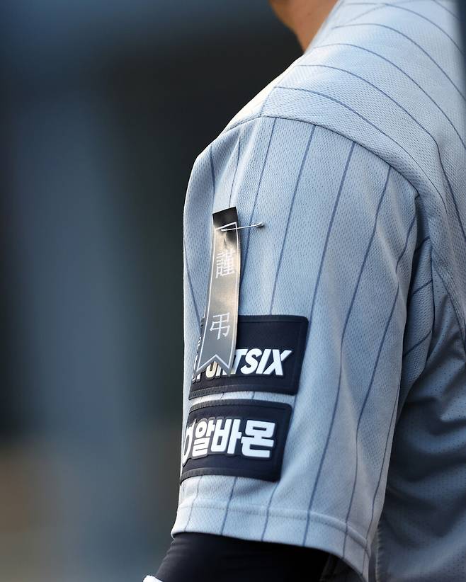 한화 이글스 선수단 팔에 달린 근조 리본. 한화 이글스 제공