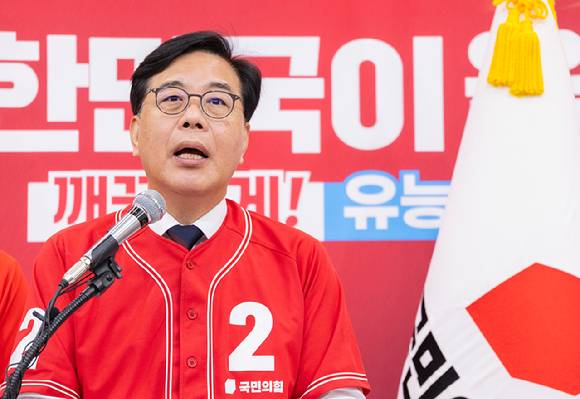 국민의힘 송언석 공동선거대책위원장이 6·3 지방선거와 재보선 본투표를 하루 앞둔 2일 국회에서 2030 청년 투표 참여 호소문 발표를 하고 있다. 2026.6.2 [사진=연합뉴스]