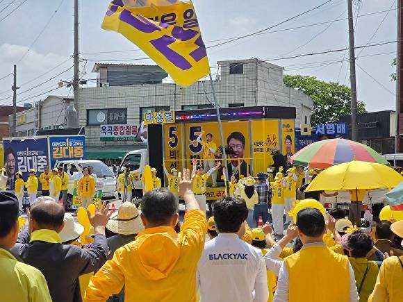 무소속 박성현 광양시장  후보가 시민에게 유세를 하고 있다. [사진=박성현 광양시장  후보 선거캠프 ]