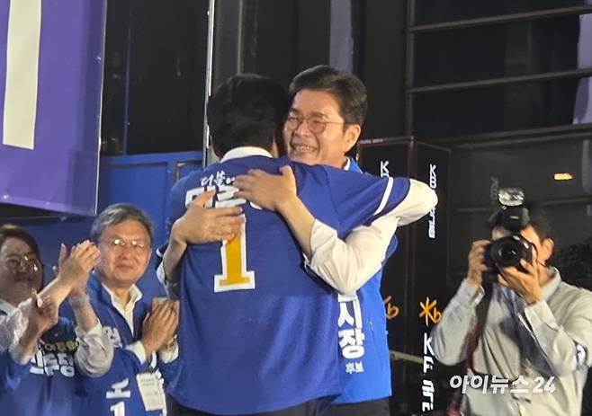 정원오 더불어민주당 서울시장 후보가 2일 서울 종로구 청계광장에서 진행된 '필승 총력유세'에서 정청래 민주당 대표와 포옹하고 있다. [사진=라창현 기자]