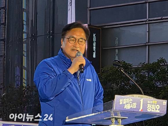우원식 전 국회의장이 2일 서울 종로구 청계광장에서 진행된 '정원오 민주당 서울시장 후보 필승 총력유세'에서 투표를 독려하고 있다. [사진=라창현 기자]