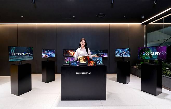 삼성디스플레이와 LG디스플레이가 유기발광다이오드(OLED) 신기술로 게이밍 시장 주도권 경쟁에 나섰다. 삼성디스플레이의 게이밍 최적화 OLED·QD-OLED 제품. [사진 삼성디스플레이]