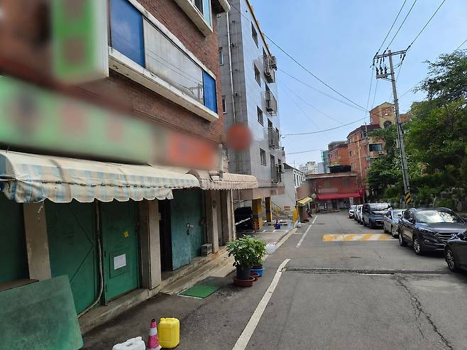 인천 남동구 만월산 등산로 초입에 자리잡은 일반음식점들. 변민철 기자