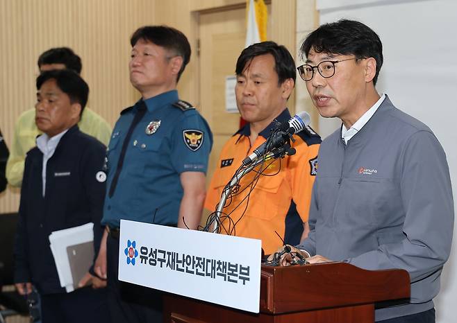 가재웅 한화에어로스페이스 대전사업장장이 2일 대전 유성구청 재난안전대책본부에서 열린 한화에어로스페이스 대전사업장 폭발사고 언론 브리핑에서 발언하고 있다. 뉴스1