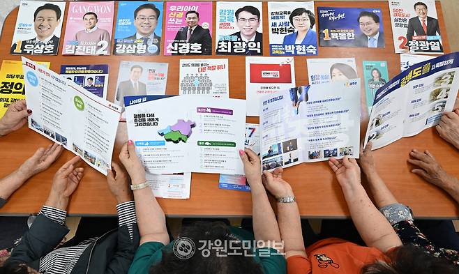 ▲ 제9회 전국동시지방선거를 이틀 앞둔 1일 춘천의 한 마을회관에서 시민들이 선거 공보물을 살펴보고 있다. 방도겸 기자
