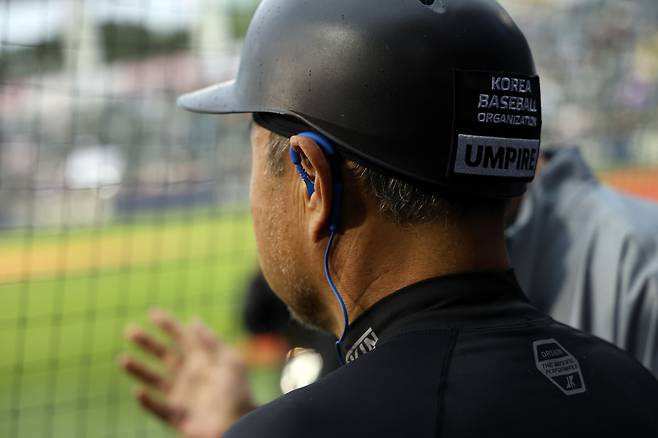 스트라이크 볼 판정을 듣기 위해 이어폰을 착용한  KBO 심판의 모습