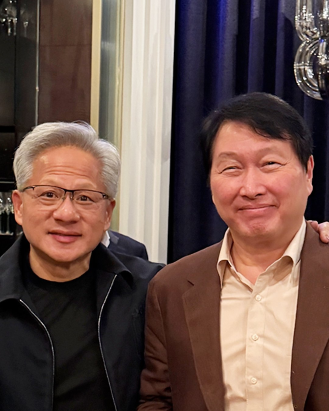 젠슨 황 엔비디아 최고경영자(CEO)와 최태원 SK그룹 회장이 1일 대만 타이베이의 한 식당에서 만찬을 마친 뒤 사진 촬영을 하고 있다. SK하이닉스 제공