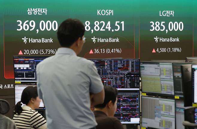 2일 오전 서울 중구 하나은행 본점 딜링룸에서 딜러들이 업무를 보고 있다. 뉴시스