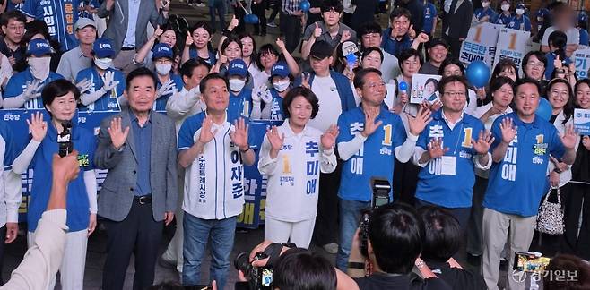 추미애 더불어민주당 경기도지사 후보가 2일 수원 나혜석거리에서 6월 지방선거 마지막 유세를 진행한 후 기념촬영을 하고 있다. 오민주기자